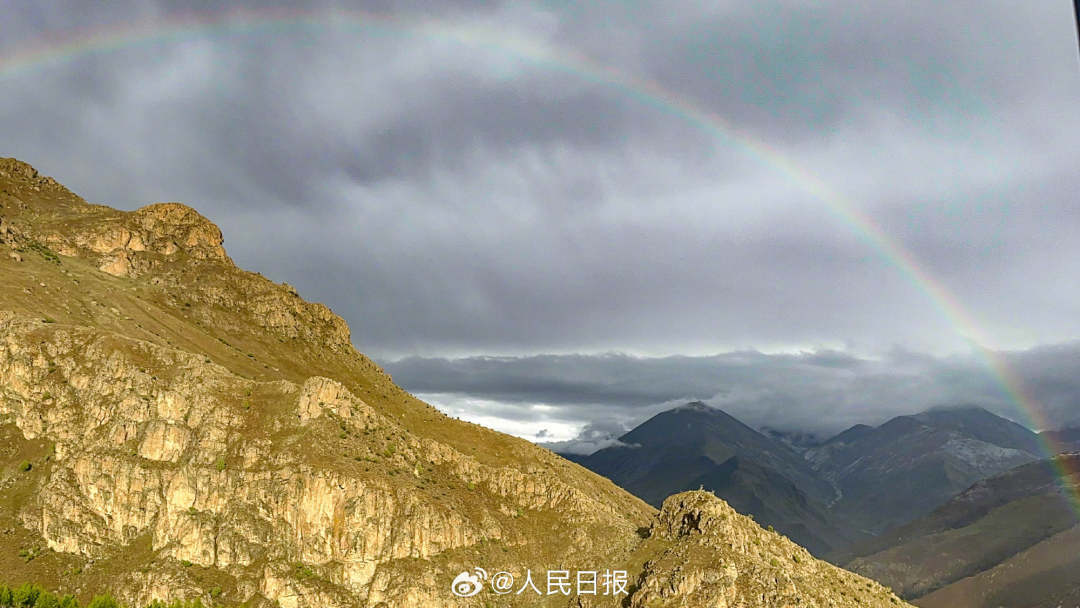 接好運(yùn)！青藏高原現(xiàn)巨大彩虹橋