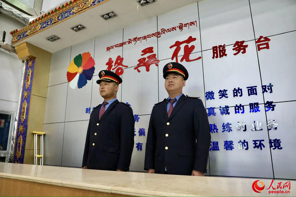 那曲火車站格?；ǚ?wù)臺(tái)。人民網(wǎng)記者 次仁羅布攝