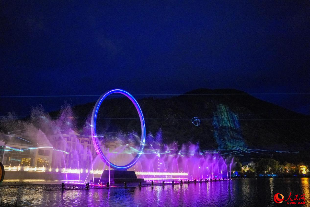 西藏林芝市民族團(tuán)結(jié)廣場音樂噴泉。人民網(wǎng)記者 趙晨攝
