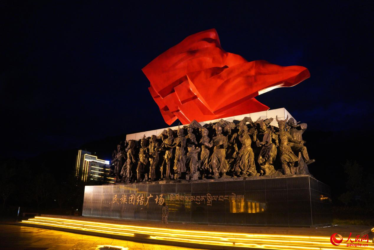 西藏林芝市民族團(tuán)結(jié)廣場上的標(biāo)志性雕塑。人民網(wǎng)記者 趙晨攝