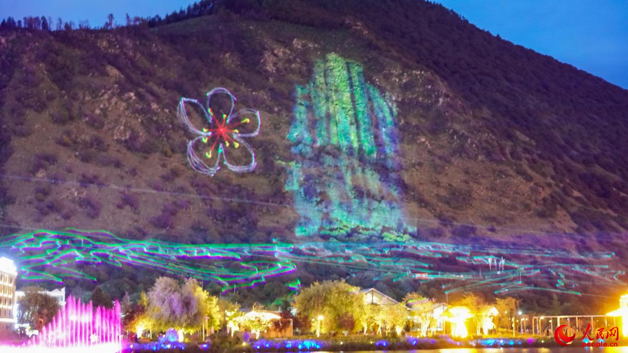 西藏林芝市民族團(tuán)結(jié)廣場燈光秀舞動(dòng)。人民網(wǎng)記者 趙晨攝