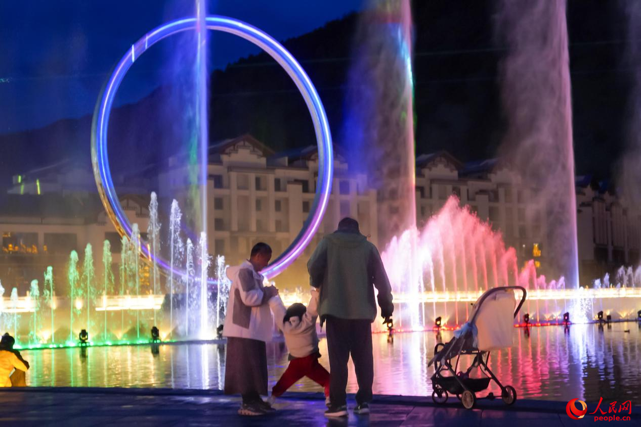 居民在西藏林芝市民族團(tuán)結(jié)廣場上玩耍。人民網(wǎng)記者 趙晨攝
