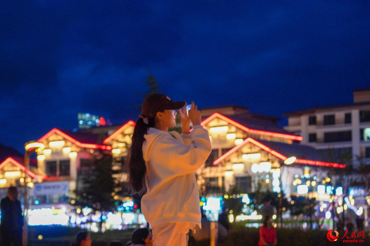 居民在西藏林芝市民族團(tuán)結(jié)廣場上拍照。人民網(wǎng)記者 趙晨攝