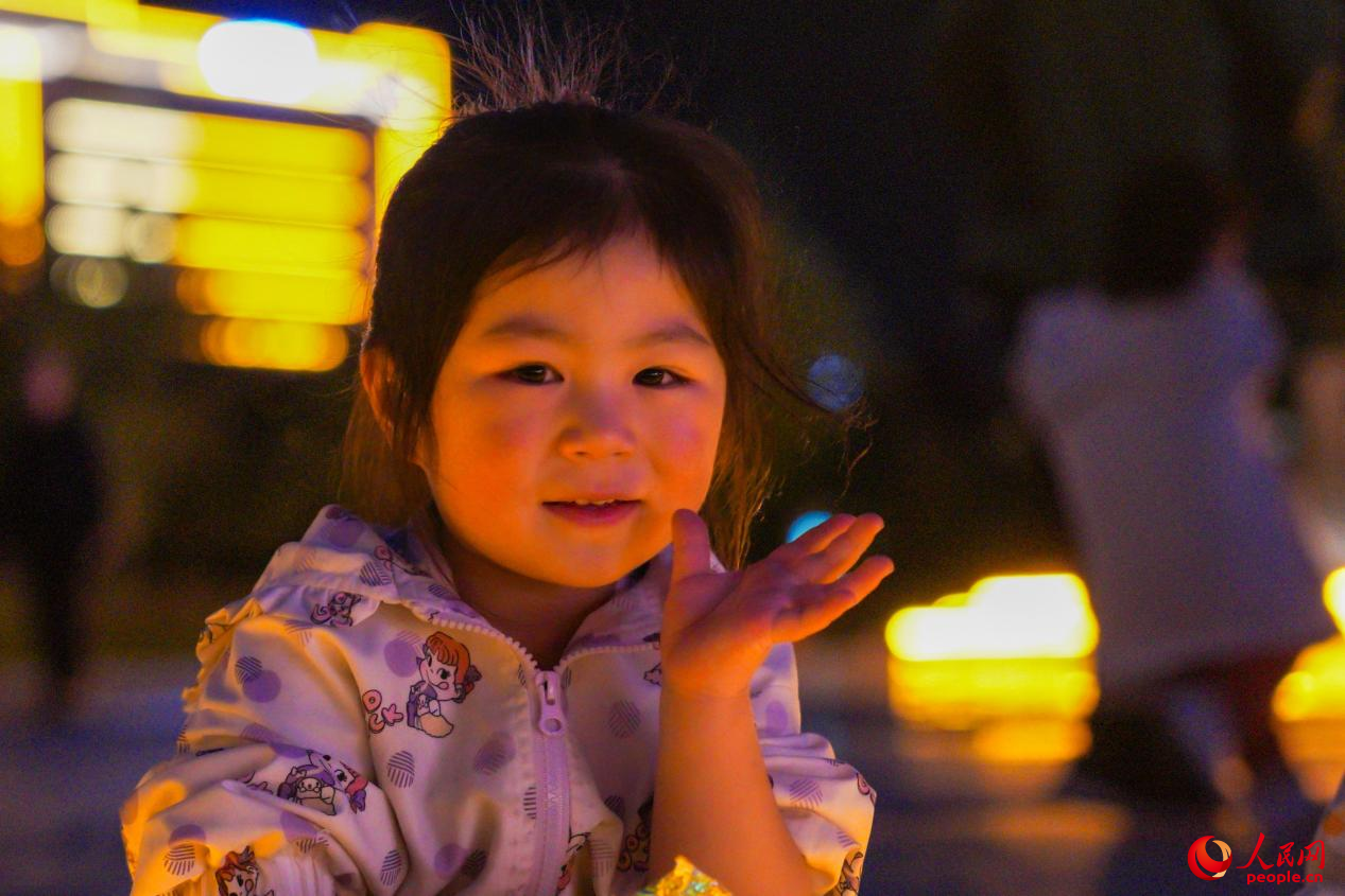 西藏林芝市民族團(tuán)結(jié)廣場上的兒童。人民網(wǎng)記者 趙晨攝