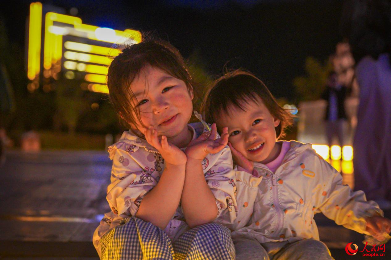 西藏林芝市民族團(tuán)結(jié)廣場上的兒童。人民網(wǎng)記者 趙晨攝