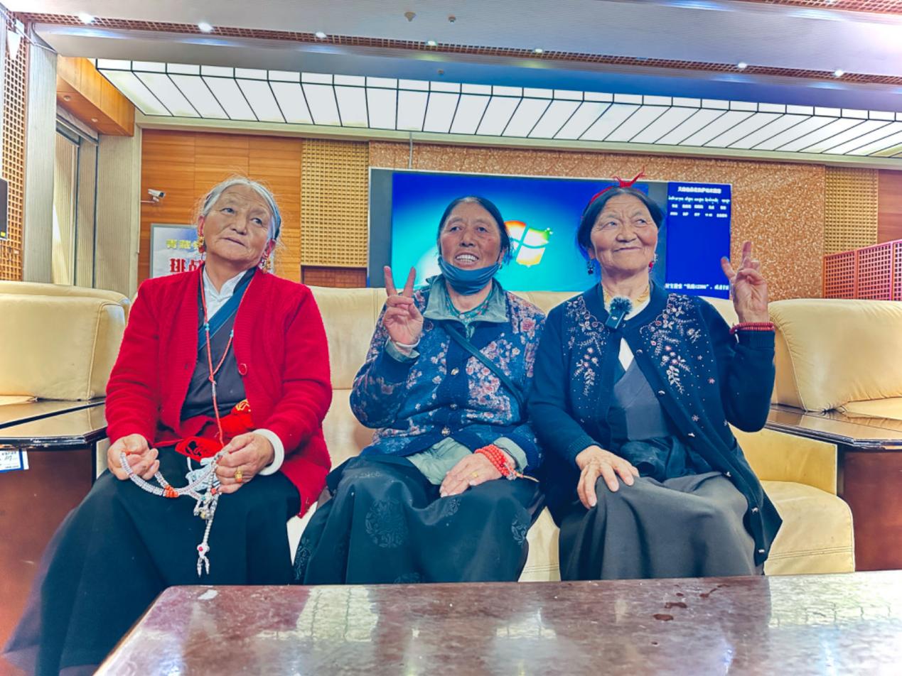 來(lái)自四川甘孜的三位阿媽在拉薩火車站等候前往青海西寧的列車。人民網(wǎng)記者 益西康珠攝