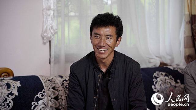 嘎拉村村民達瓦堅參聊起孩子們滿臉自豪。人民網(wǎng)記者 趙晨攝