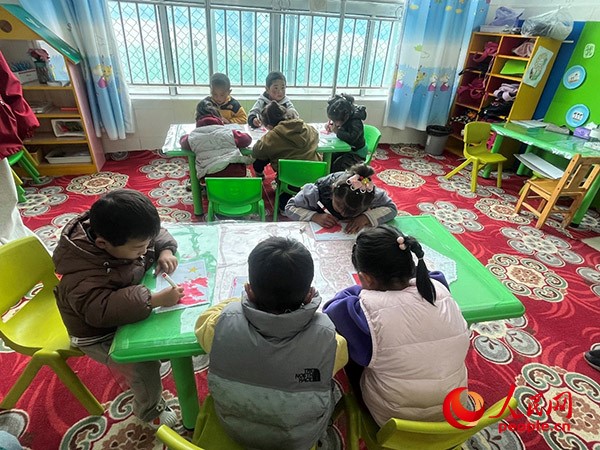 拉多村一所現(xiàn)代化幼兒園小班孩子們正在繪畫。張敏穎 攝