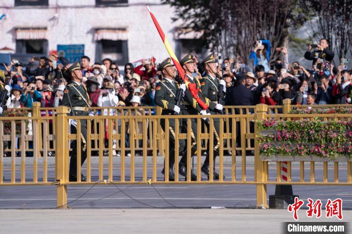 西藏布達(dá)拉宮廣場(chǎng)舉行升國旗儀式