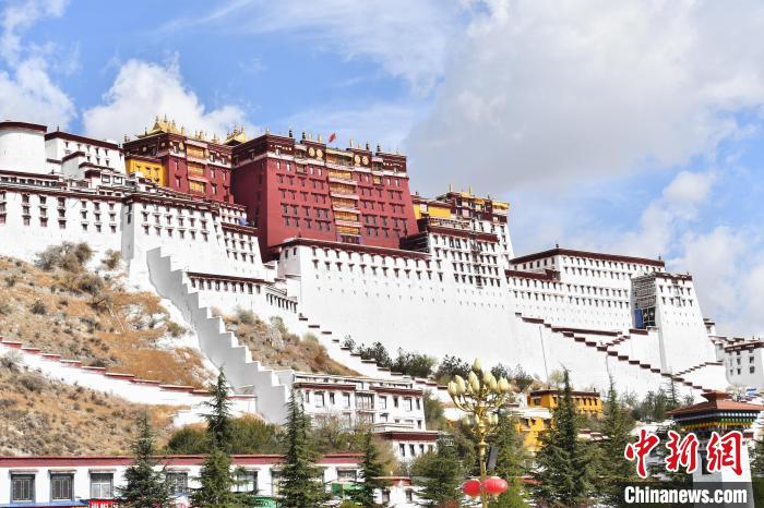 西藏布達(dá)拉宮：粉刷后煥然一新