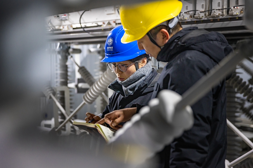 阿里地區(qū)首套電網(wǎng)側(cè)帶超容構(gòu)網(wǎng)型SVG工程現(xiàn)場工作人員正在進(jìn)行投運(yùn)前設(shè)備位置檢查。趙清鵬攝