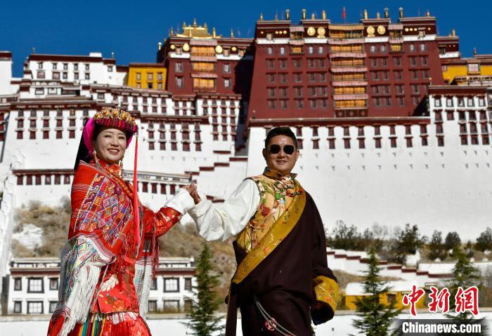 冬游西藏新風尚：藏裝拍照、寄明信片成熱門