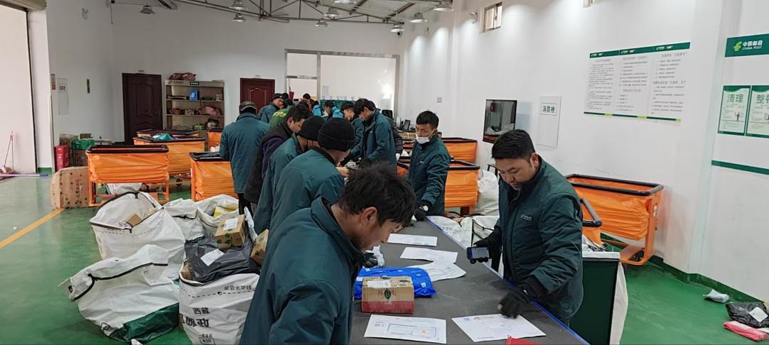 西藏拉薩城東營業(yè)部分揀員正在傳送帶分揀。旦增攝