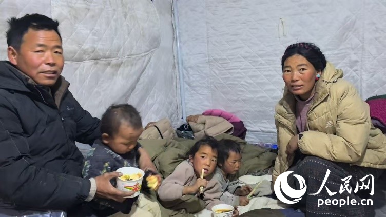 森嘎村村民扎西一家五口。人民網(wǎng)記者 吳雨仁攝