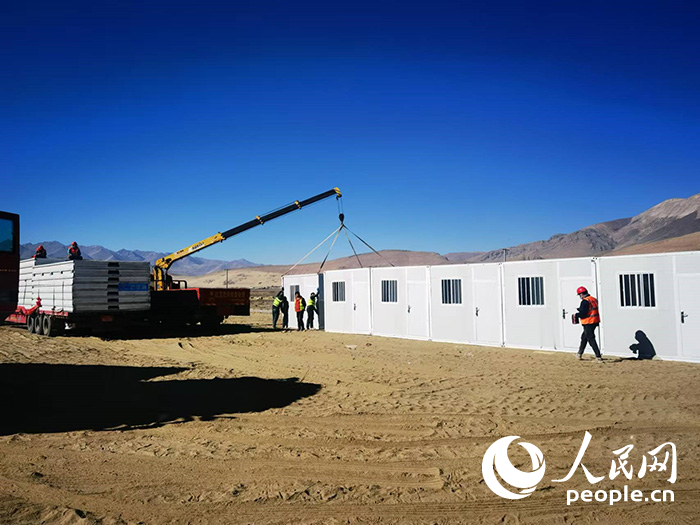 1月9日，在日喀則市定日縣長(zhǎng)所鄉(xiāng)森嘎村安置點(diǎn)，工作人員抓緊搭建移動(dòng)板房，確保受災(zāi)群眾溫暖過冬。人民網(wǎng)記者 吳雨仁攝