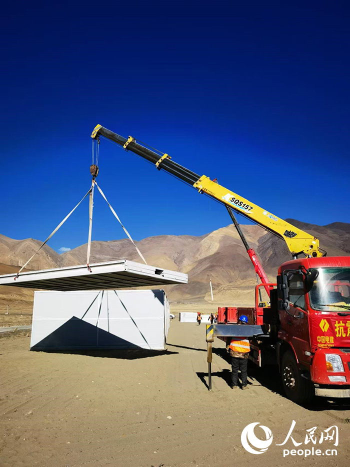 1月9日，日喀則市定日縣長(zhǎng)所鄉(xiāng)森嘎村安置點(diǎn)正在吊裝板房。人民網(wǎng)記者 吳雨仁攝