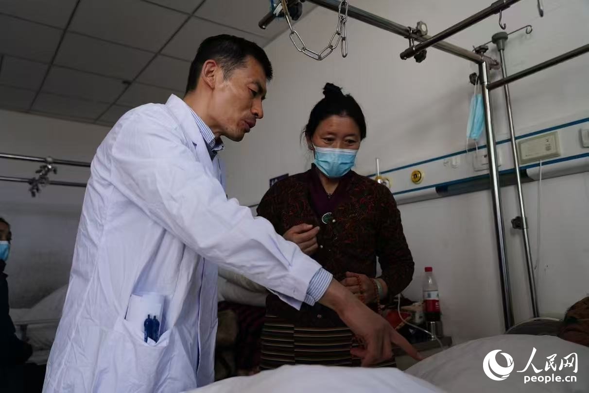 醫(yī)生在巡查。人民日報記者 徐馭堯攝