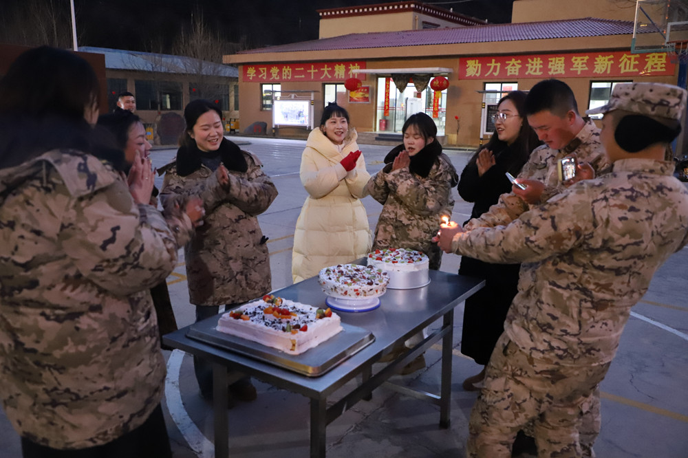 支隊為來隊家屬過集體生日?；粢綌z