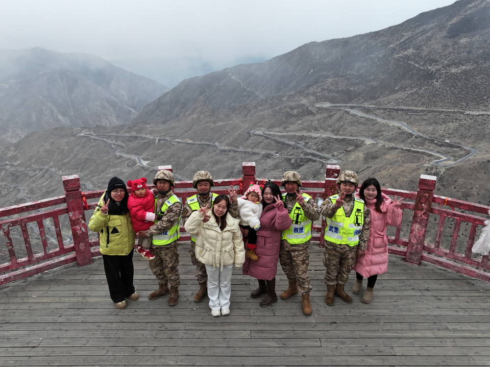 支隊組織家屬隨隊養(yǎng)護體驗丈夫工作。何眾攝