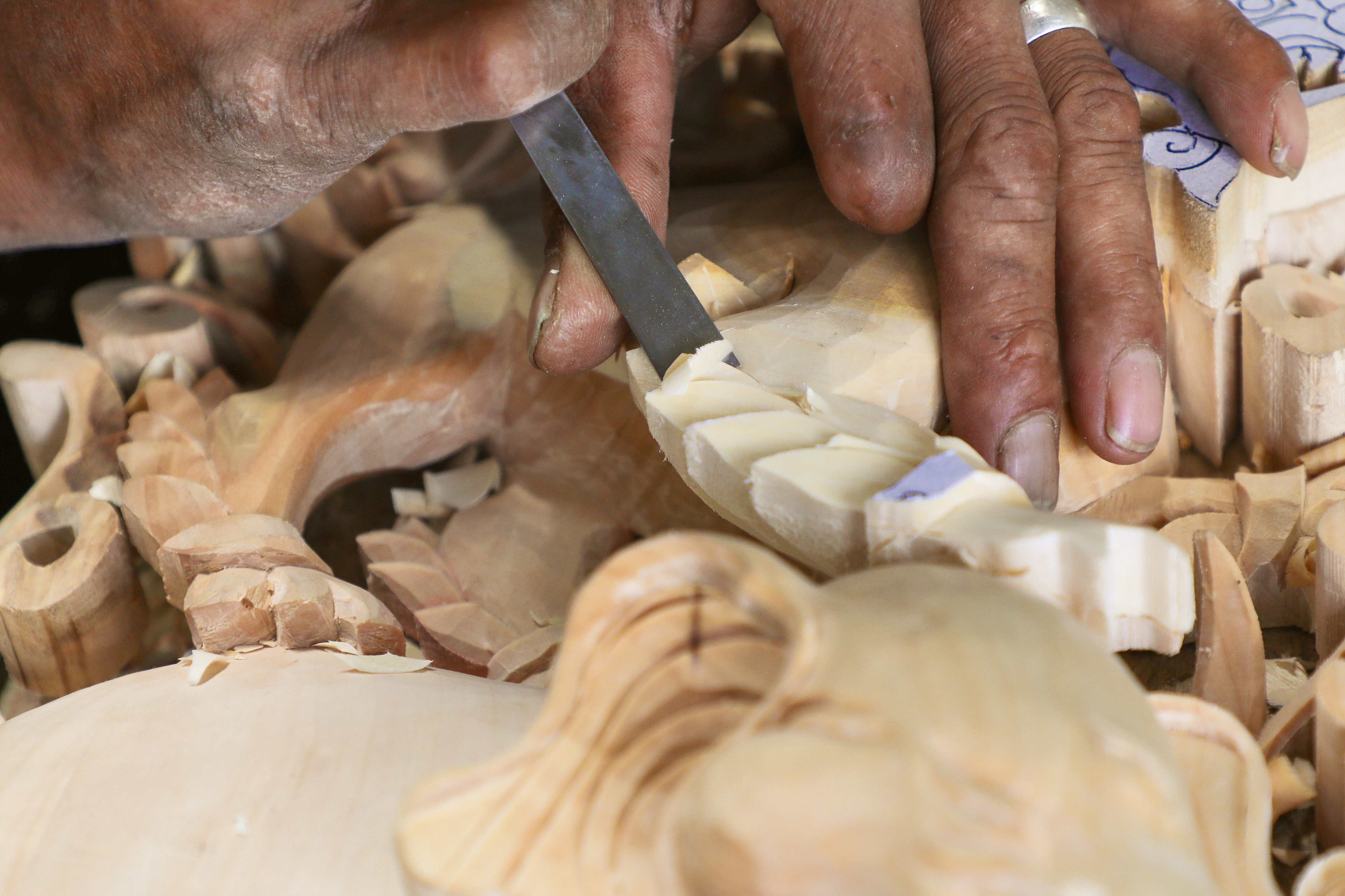 一刀一鑿進(jìn)行著粗雕和精雕