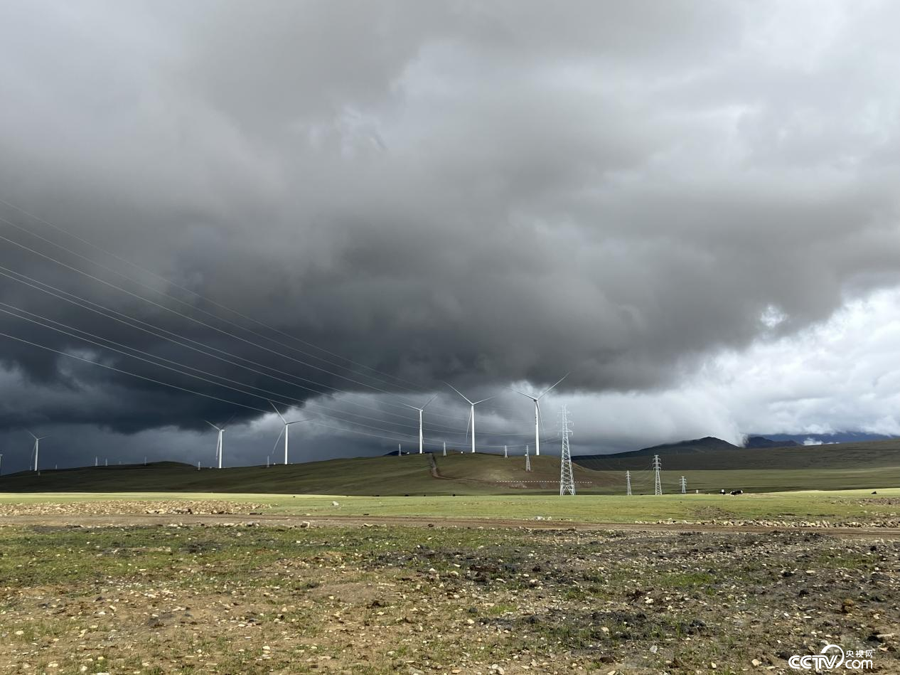 哲古草原上的風(fēng)力發(fā)電機(jī)組（攝影 李婷婷）