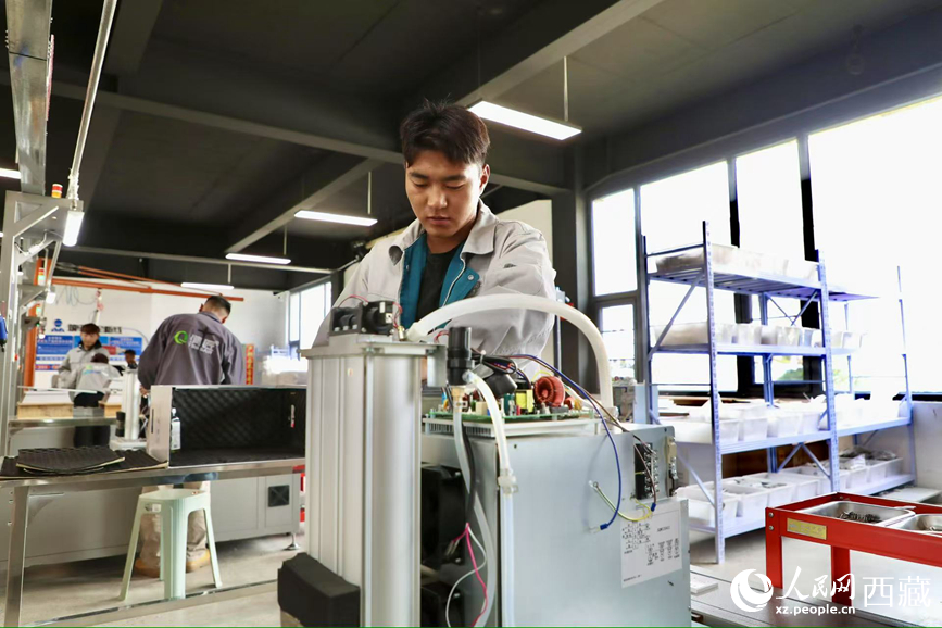 生產(chǎn)車間工人正在安裝制氧設(shè)備。人民網(wǎng)記者 次仁羅布攝