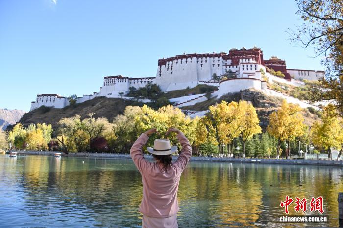 西藏宗角祿康公園秋景如畫