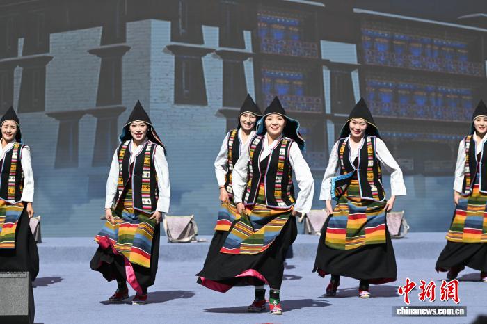 西藏“大地歡歌格?；ㄑ莩黾尽被菝裱莩鼍`放基層文化活力