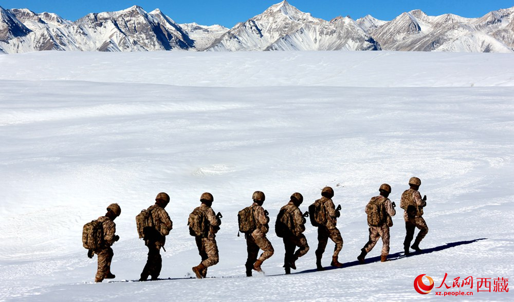 官兵在巡邏。人民日?qǐng)?bào)記者 瓊達(dá)卓嘎攝