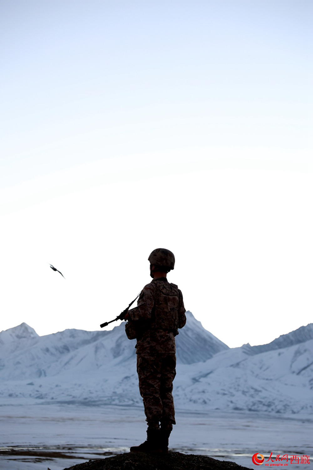 官兵在站崗。人民日?qǐng)?bào)記者 瓊達(dá)卓嘎攝