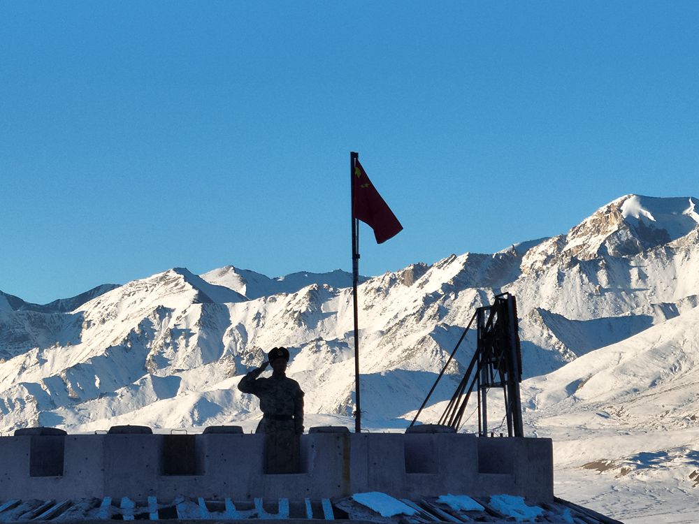 五星紅旗在哨所飄揚(yáng)。人民日?qǐng)?bào)記者 瓊達(dá)卓嘎攝