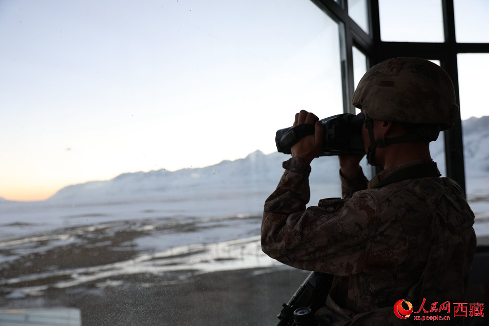 官兵在觀察哨所周邊情況。人民日?qǐng)?bào)記者 瓊達(dá)卓嘎攝
