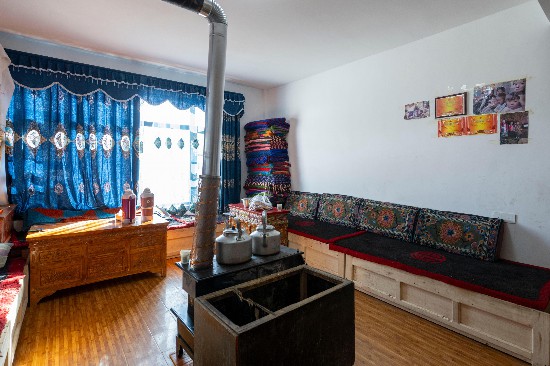 次仁普尺新家的客廳。人民網(wǎng)記者 翁奇羽攝