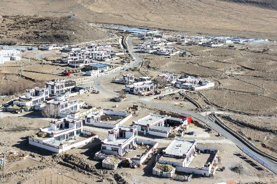 2025年12月11日，西藏定日縣長所鄉(xiāng)古榮村新貌。人民網(wǎng)記者 翁奇羽攝