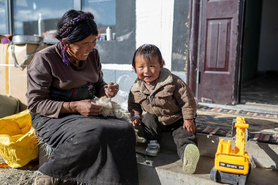 次仁普尺的媽媽在院子里做家務。人民網(wǎng)記者 翁奇羽攝