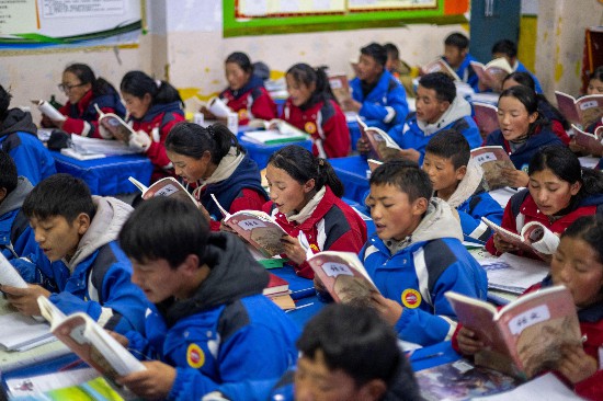 央金和同學(xué)們在教室中上課。人民網(wǎng)記者 翁奇羽攝