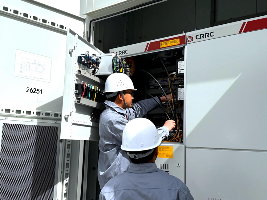 運維人員精細檢修，保障清潔電力穩(wěn)定輸出。人民網(wǎng)記者 吳雨仁攝