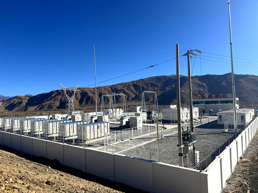 西藏自治區(qū)山南市扎囊縣扎其鄉(xiāng)羅堆村50兆瓦光伏治沙示范項目現(xiàn)場，電網(wǎng)設施有序運行，綠電由此輸送四方。人民網(wǎng)記者 吳雨仁攝