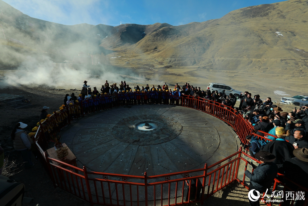 達普天文觀測臺上，陽光精準穿透觀測房的方孔，投射在測光石上，標志著高原春耕灌溉時節(jié)正式到來。人民網(wǎng)記者 吳雨仁攝