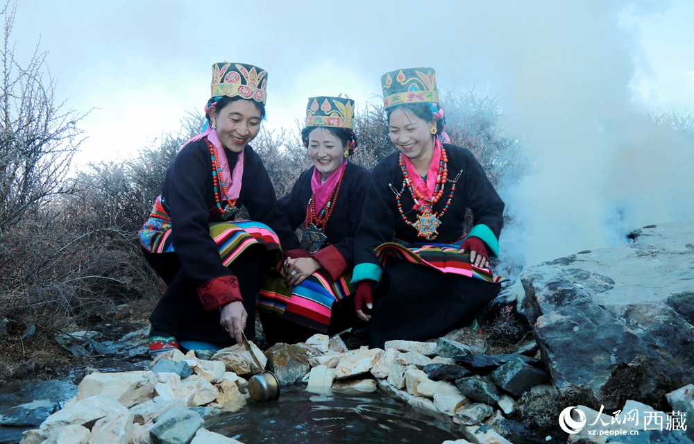 拉東村的婦女們身著盛裝，面帶笑容，用銅勺從溪石間取水，以傳統(tǒng)儀式祈愿新一年五谷豐登、風調(diào)雨順。人民網(wǎng)記者 吳雨仁攝