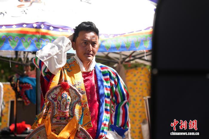 “五一”假期首日:拉薩羅布林卡藏戲歌聲悠揚(yáng)節(jié)日氛圍濃郁
