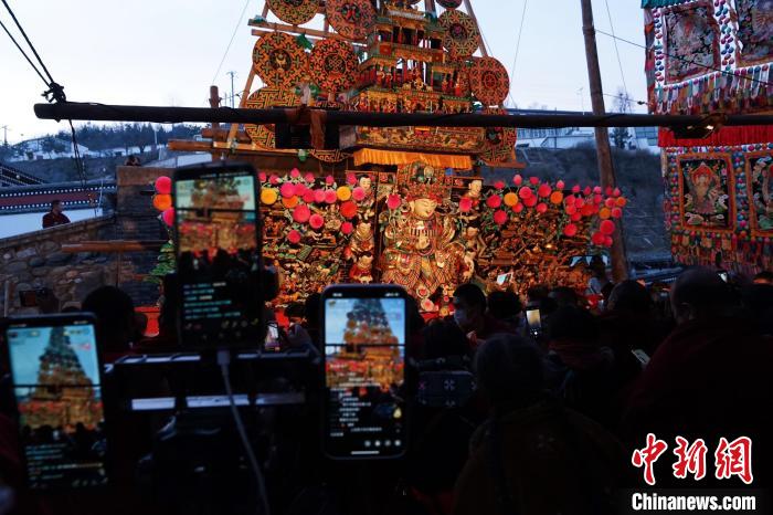 圖為游客直播塔爾寺酥油花展。　馬銘言 攝