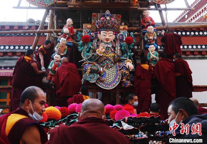 圖為塔爾寺僧人為酥油花搭架子?！●R銘言 攝