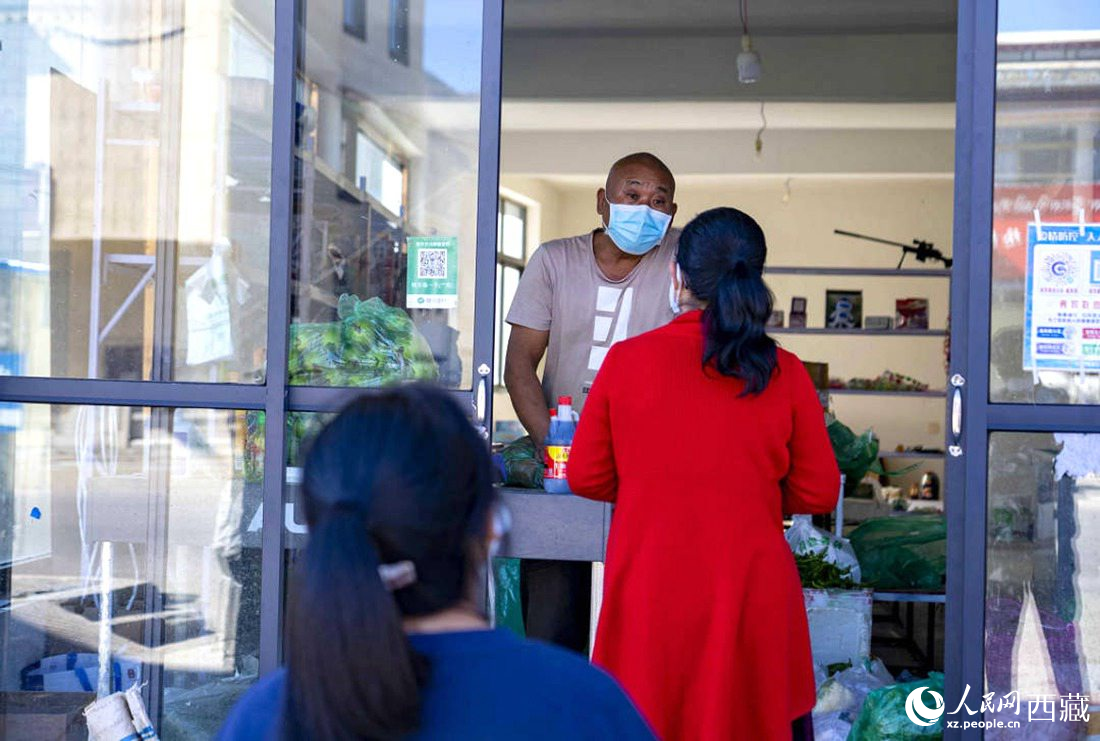 市民們有序排隊購買早餐。人民網(wǎng) 次仁羅布攝