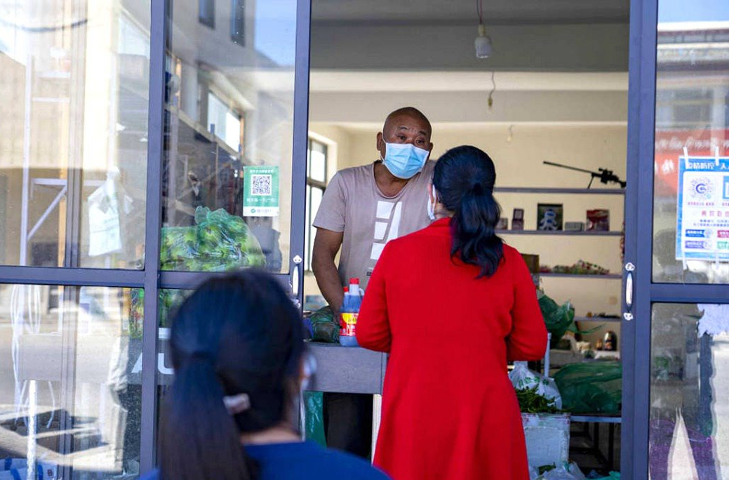 市民們有序排隊購買早餐。人民網(wǎng) 次仁羅布攝