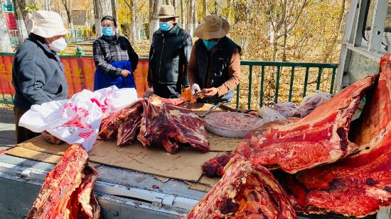 圖為市民正在買牛肉，本報(bào)記者 格桑倫珠攝(3737723)-20221201105107(1).jpg