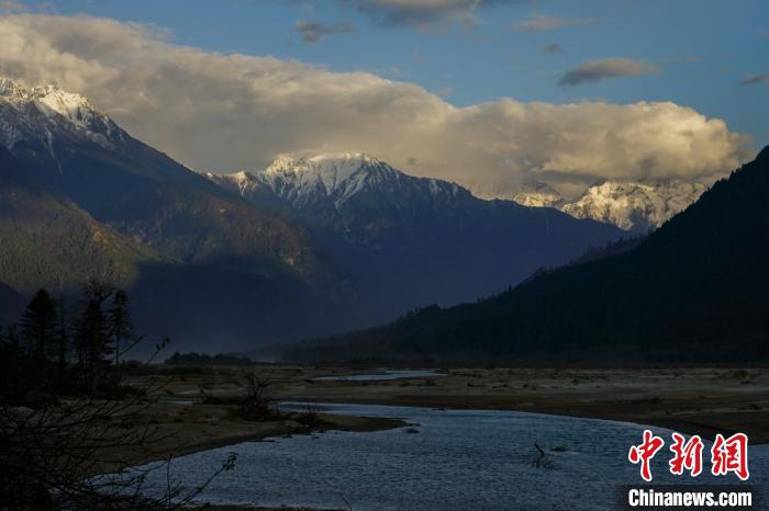遠眺波密雪山?！〗w波 攝