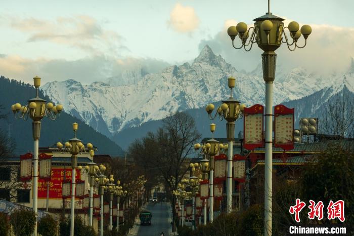 從波密縣城遠眺冰川。　江飛波 攝