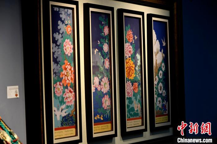 圖為5月16日，展覽中新創(chuàng)唐卡作品《四季花》?！±盍?攝