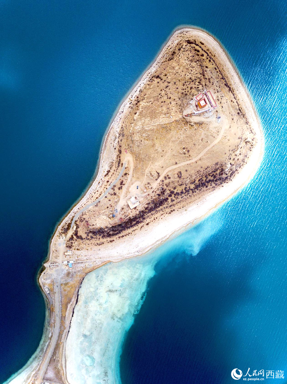 無人機視角下的西藏羊卓雍錯日托寺風光。人民網(wǎng)記者 次仁羅布攝